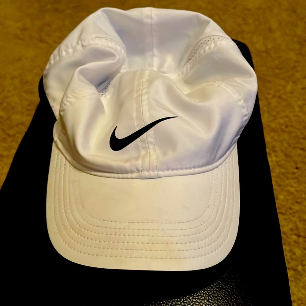 NIKE baseball hat EUC white/black featherlight drifit one size fits most